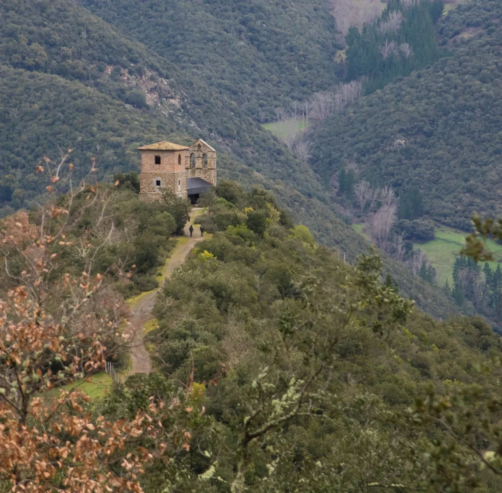 Vista de pájaro de una ermita rodeado de paisaje en Liébana