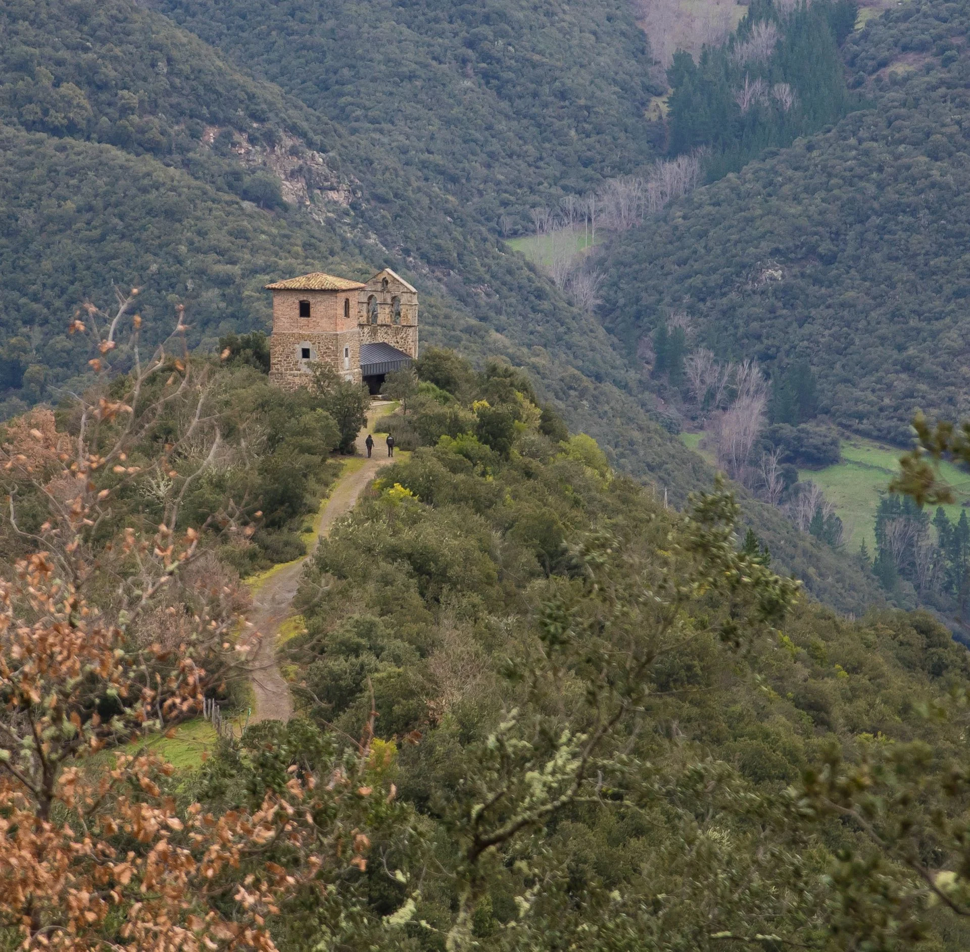 Vista de pájaro de una ermita rodeado de paisaje en Liébana
